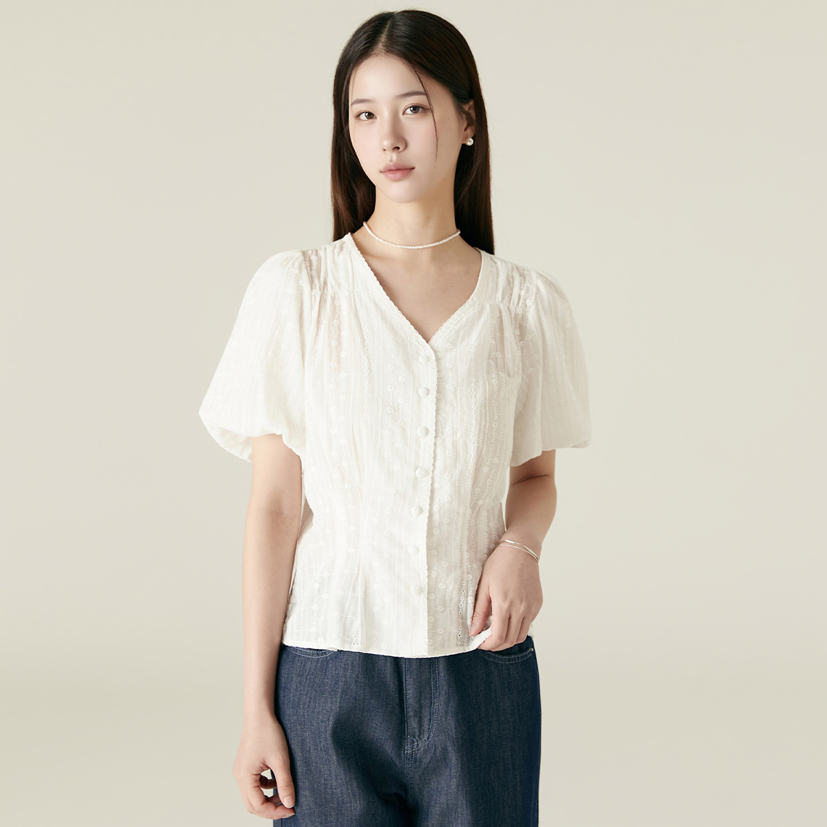 로엠 볼륨 소매 레이스 자수 블라우스 RMBLF38RT6 - 메인 이미지