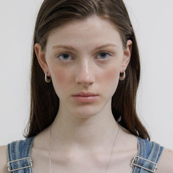 [바이이에르] Saddle bag one touch earrings (Silver) BH7E53717WBXXX - 상세 이미지 4