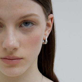 [바이이에르] Shopper bag one touch earrings (Silver) BH7E53720WBXXX - 상세 이미지 4