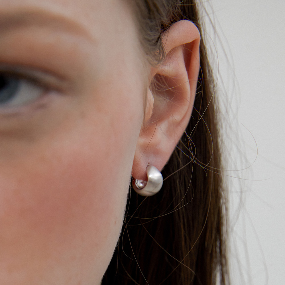 [바이이에르] Luna full  wide earrings (Matte silver) BH2E33208MBXXX - 상세 이미지 2