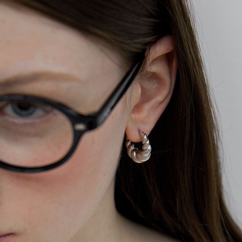 [바이이에르] Shell bell one touch earrings M (Silver) BH7E56741WBXXX - 상세 이미지 2