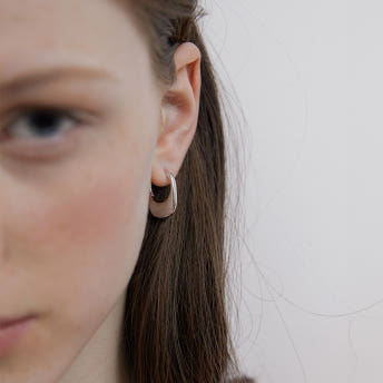 [바이이에르] Saddle bag one touch earrings (Silver) BH7E53717WBXXX - 상세 이미지 3
