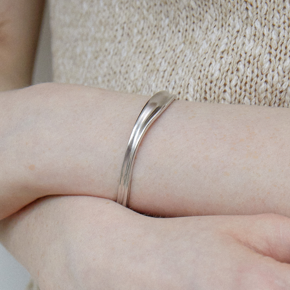 [바이이에르] Water wave cuff bangle (Matte silver) BH7B56735MB - 상세 이미지 2