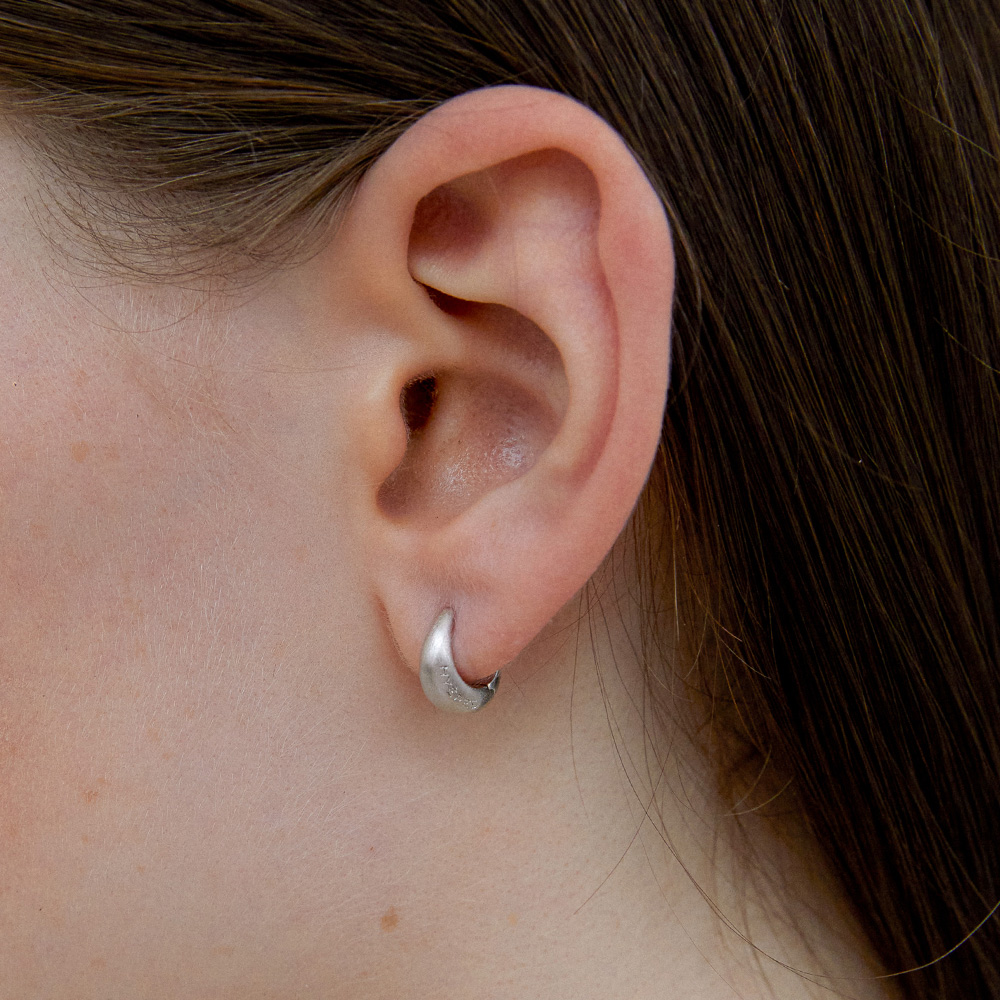 [바이이에르] Luna pebble one touch earrings S (Matte silver) BH6E45620MBXXX