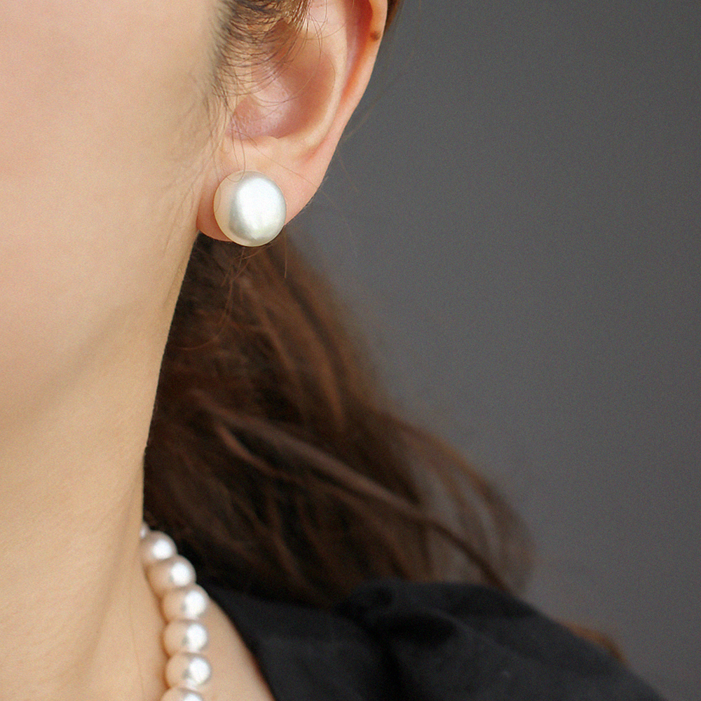 납작 진주 귀걸이 14mm 화이트 딥그레이 흑진주