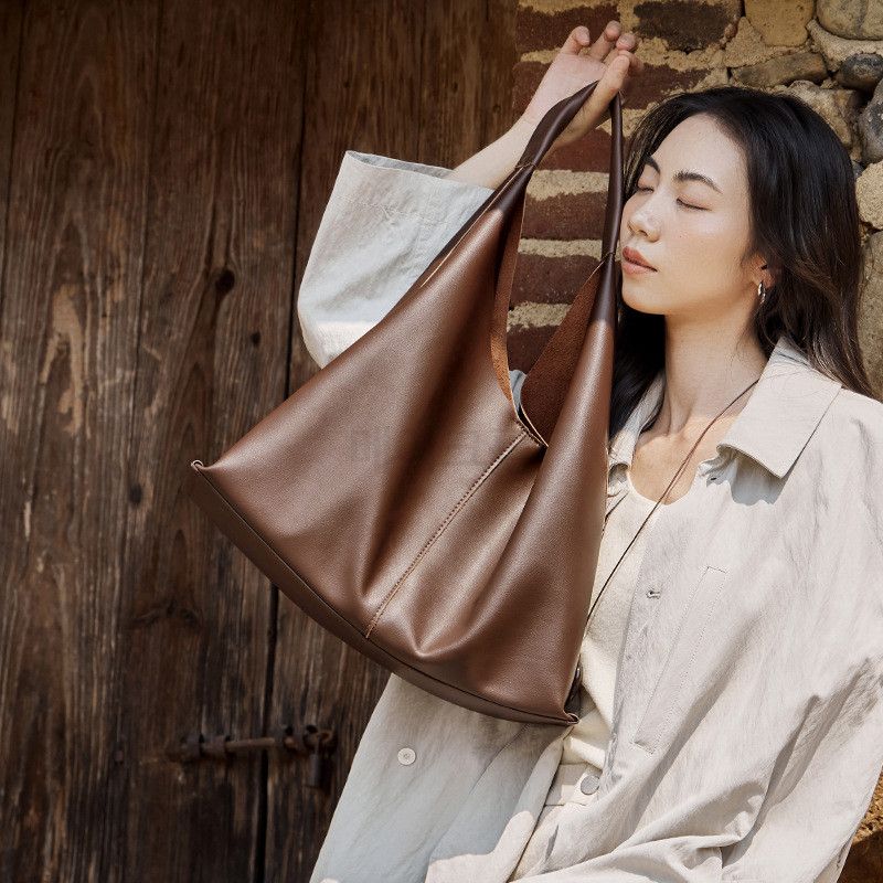 여성 가죽 토트백 부드러운 대용량 숄더백 데일리 출퇴근용 간결한 디자인 고급스러운 느낌 다양한 코디 가능 - 상세 이미지 2