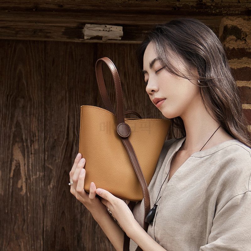 여성 크로스바디 버킷백 고급 가죽 핸드헬드 숄더백 가벼운 착용감 가능 실용적인 디자인 - 메인 이미지