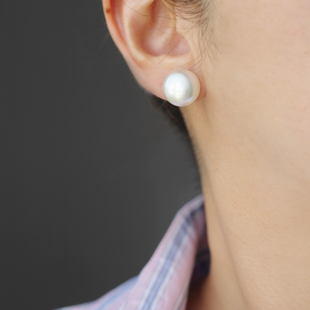 납작 진주 귀걸이 14mm 화이트 딥그레이 흑진주