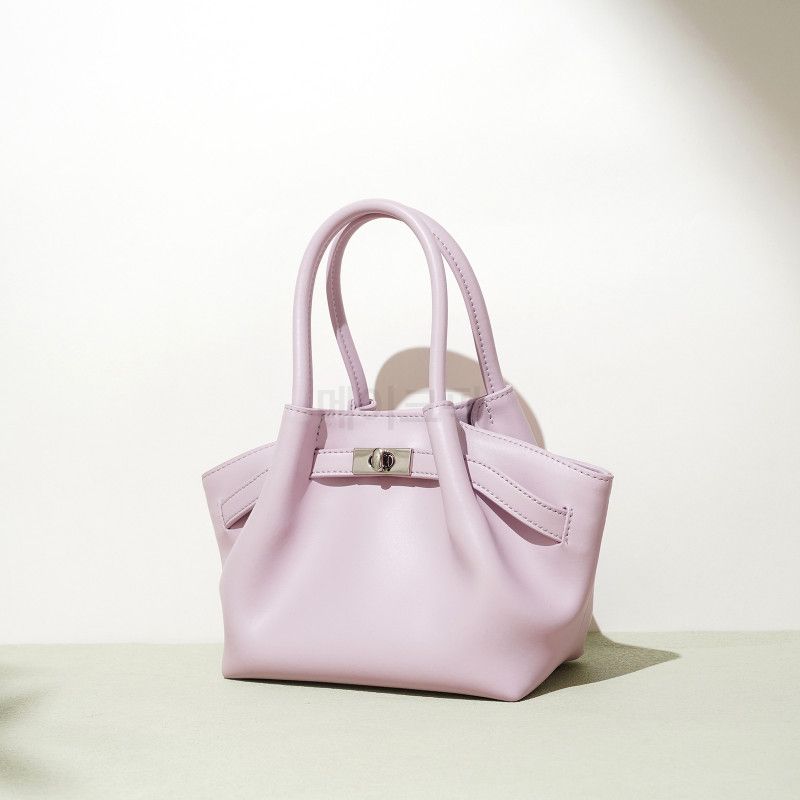 여성 소가죽 숄더백 봄여름가을 캐주얼 데일리 가방 가벼운 멋스러운 디자인 올매치 스타일 다양한 연출 가능 고급스러운 핸드백