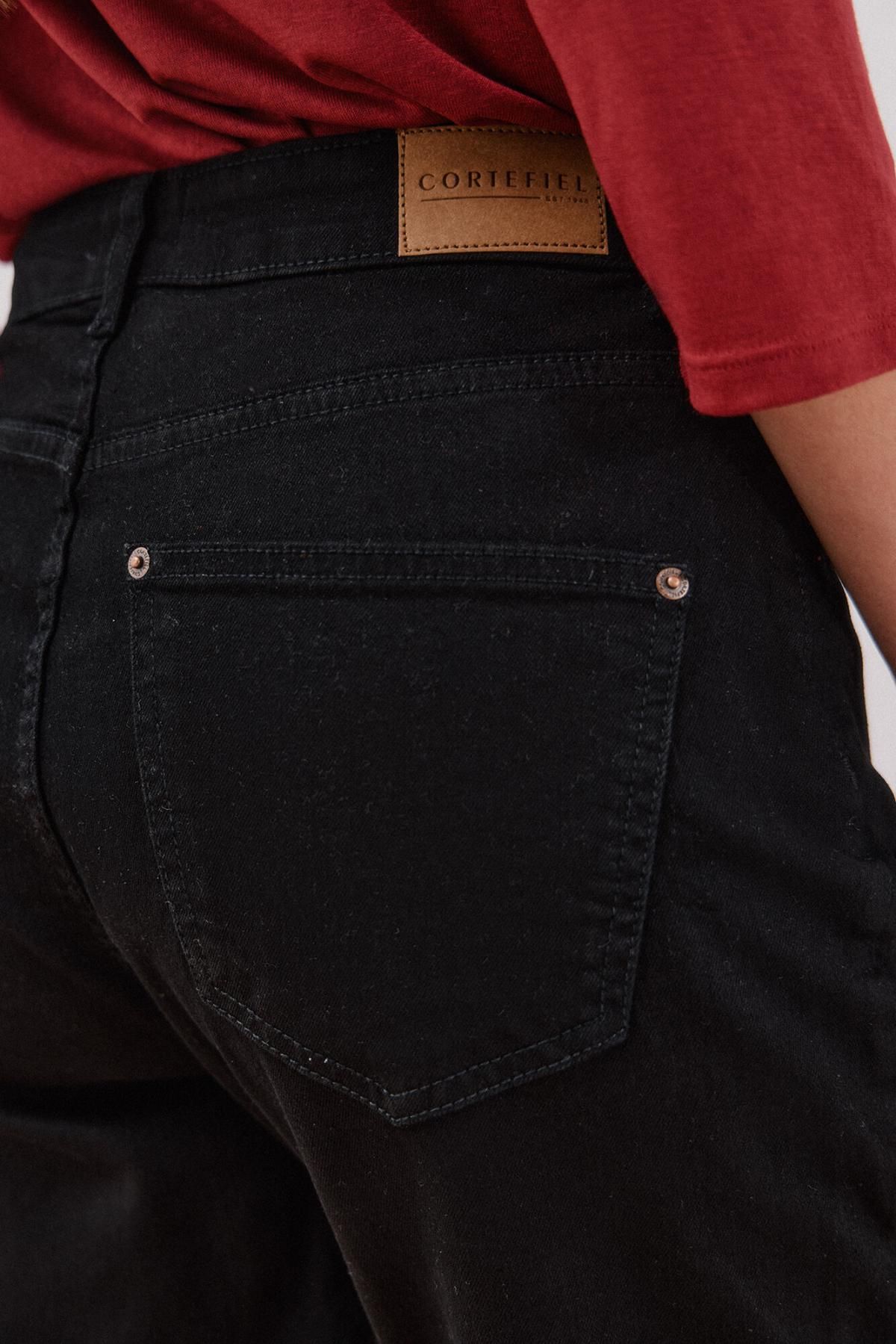 꼬르떼피엘 슬림핏 블랙 데님 맘 진 8880968 NEGRO - 상세 이미지 5