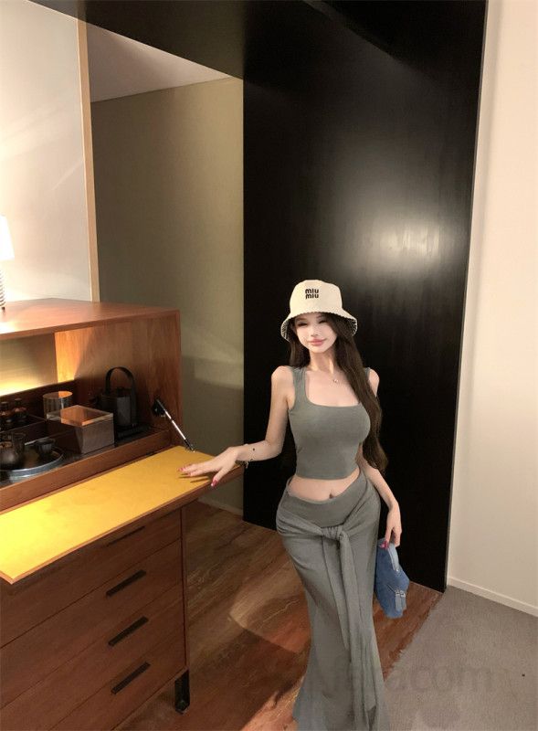 여성 슬림핏 브이넥 민소매 크롭 나시 롱 스커트 투피스 코디 데일리룩 바캉스룩 휴양지룩 봄 여름 - 상세 이미지 5