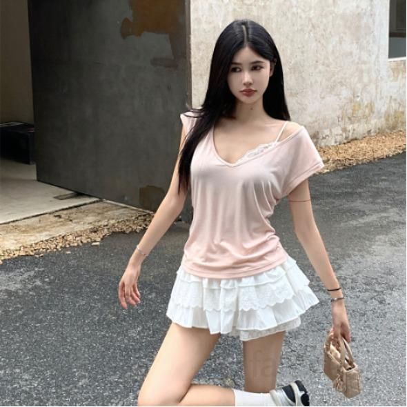 여성 브이넥 반팔 티셔츠 레이스 미니 스커트 투피스 데일리 캐주얼 캠퍼스룩 러블리 여리여리핏 신축성 봄 여름 코디 - 메인 이미지
