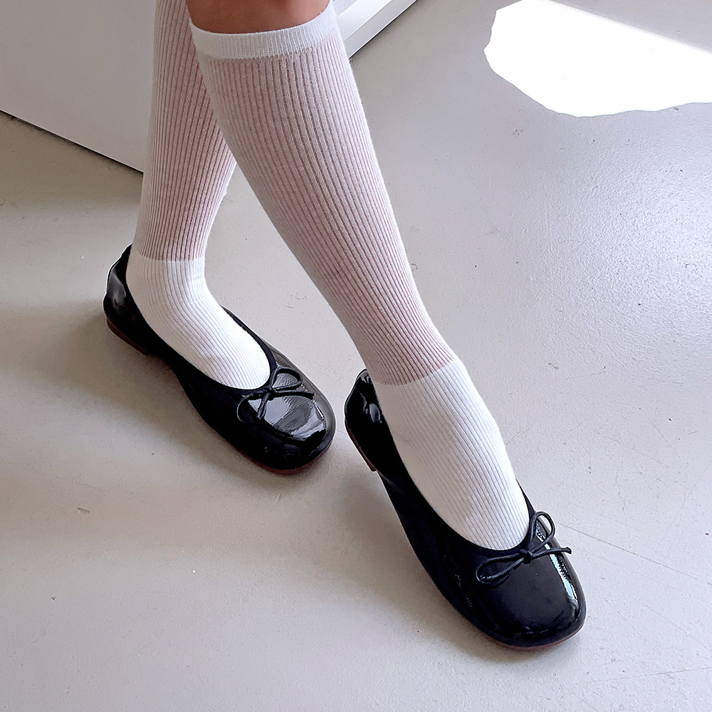 플라틴베이지 에나멜 리본 발편한 쿠션 밴딩 플랫슈즈 여성단화나멜 리본 발편한 쿠션 밴딩 플랫슈즈 여성단화 - 상세 이미지 4