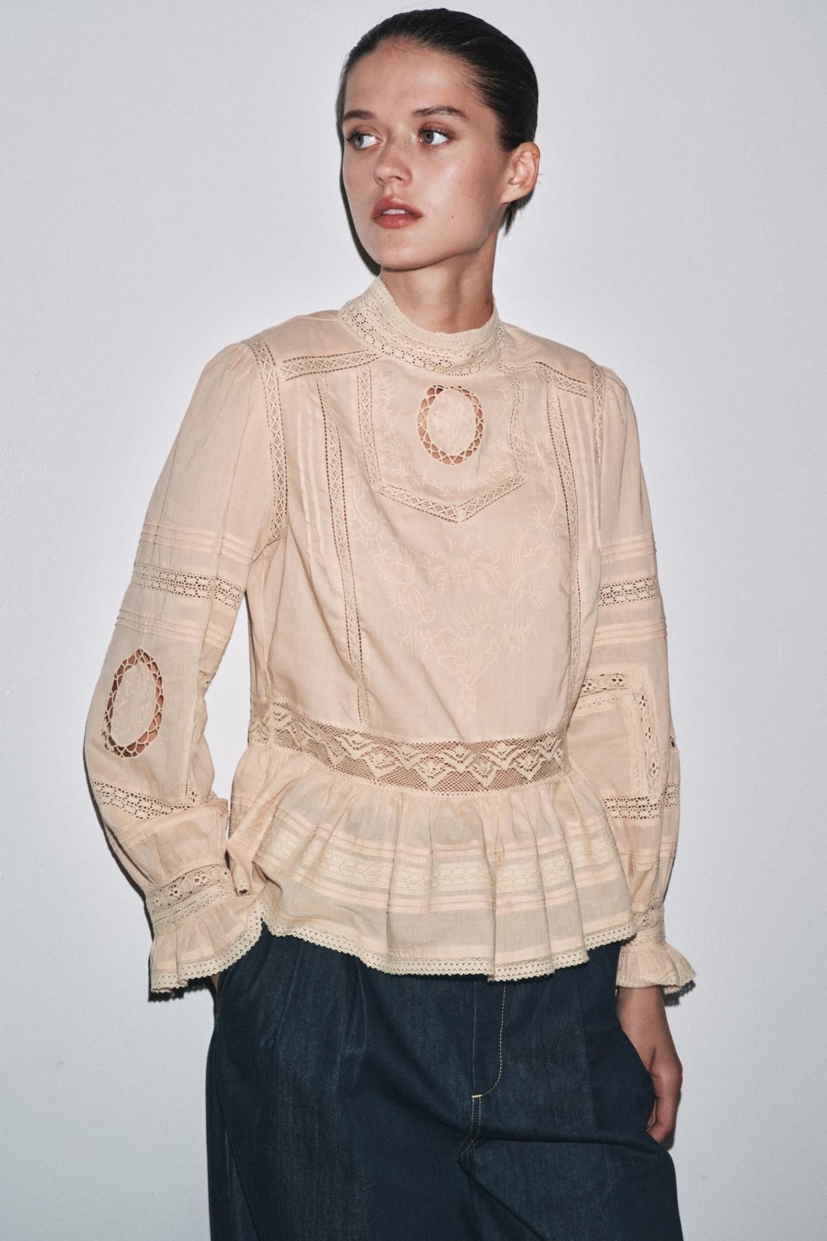 자라 로맨틱 하이넥 자수 블라우스 5107/259 PALE PINK - 상세 이미지 3