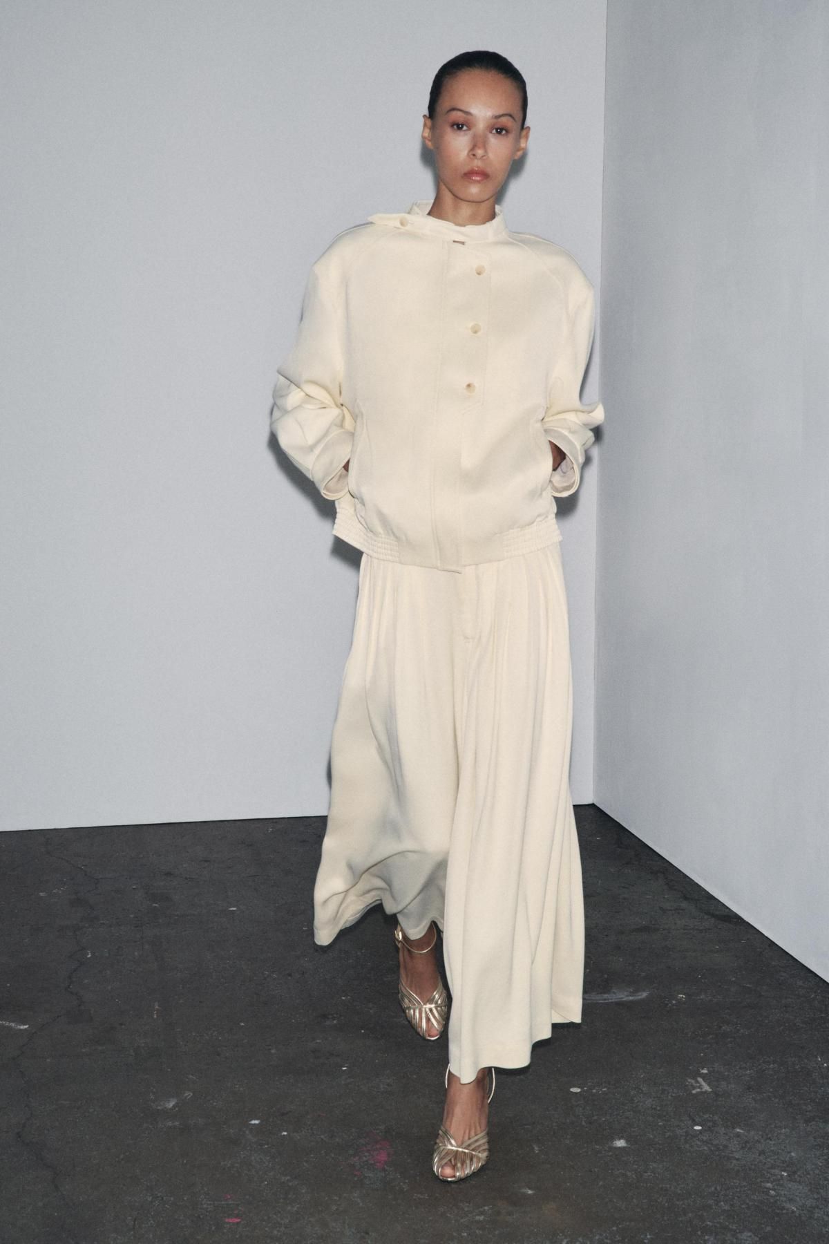 자라 미드라이즈 비스코스 플리츠 와이드 팬츠 7977/823 ECRU - 상세 이미지 2