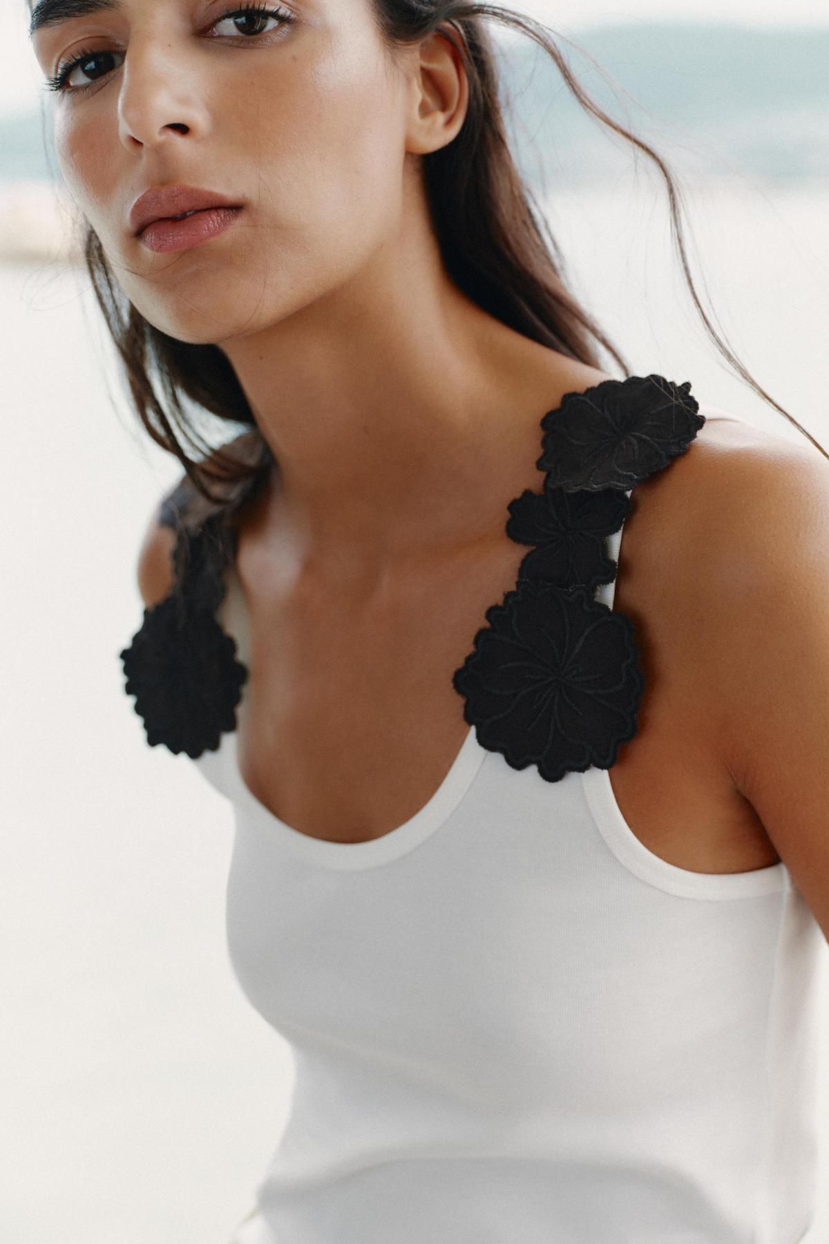 자라 플라워 아플리케 코튼 블렌드 탑 8779/638 BLACK / WHITE - 상세 이미지 4