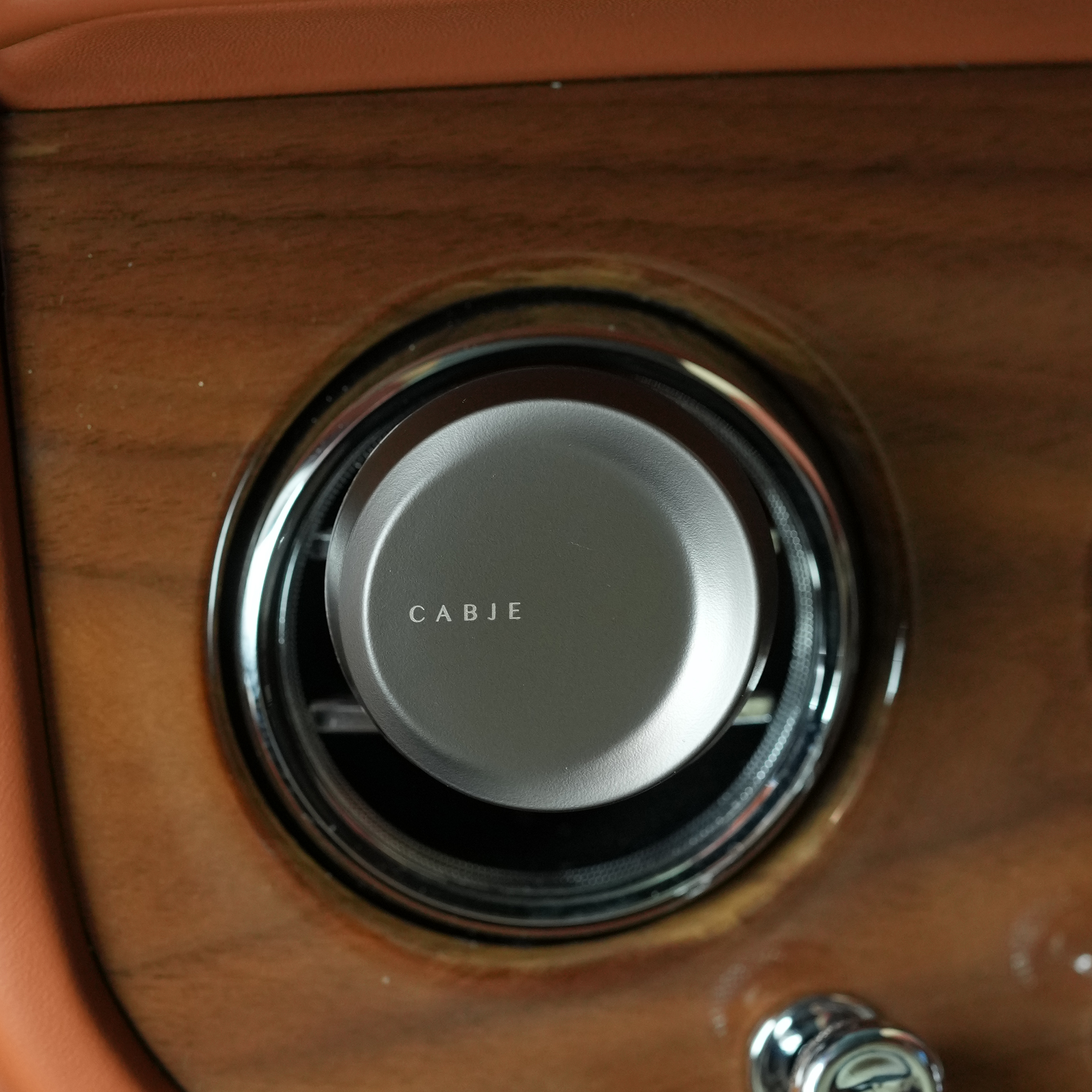 카브제 프리미엄 차량용 방향제 명품 고급 자동차 송풍구 디퓨저 다크 메탈 히노끼