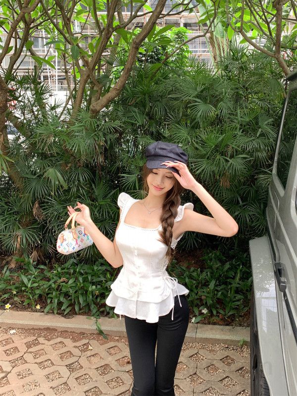 여성 프릴 민소매 나시 블라우스 플레어 팬츠 투피스 세트 오피스룩 하객룩 데이트룩 트리아세테이트 긴바지 코디 봄 여름 - 상세 이미지 4