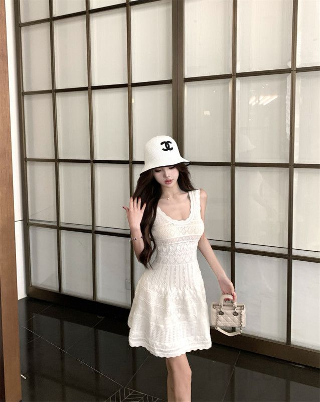 여성 슬림핏 브이넥 펀칭 민소매 니트 미니 원피스 정교한 짜임 시원한 페미닌 휴양지 데일리 바캉스 드레스 봄 여름 - 상세 이미지 4