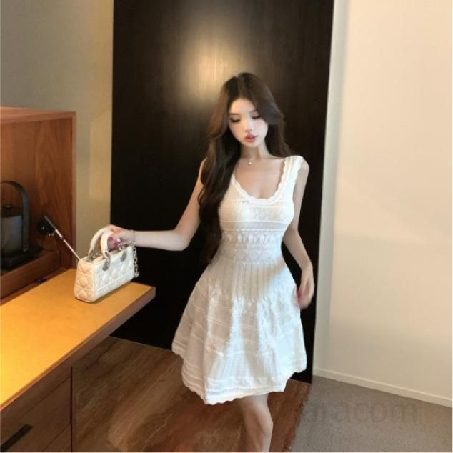 여성 슬림핏 브이넥 펀칭 민소매 니트 미니 원피스 정교한 짜임 시원한 페미닌 휴양지 데일리 바캉스 드레스 봄 여름 - 메인 이미지