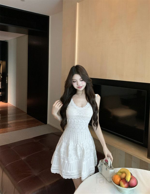 여성 슬림핏 브이넥 펀칭 민소매 니트 미니 원피스 정교한 짜임 시원한 페미닌 휴양지 데일리 바캉스 드레스 봄 여름 - 상세 이미지 3