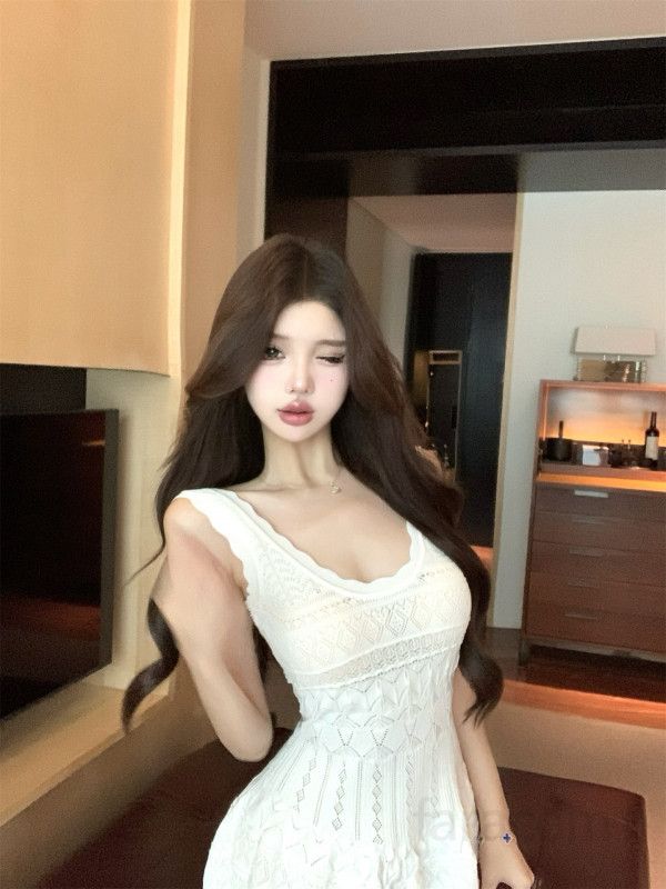 여성 슬림핏 브이넥 펀칭 민소매 니트 미니 원피스 정교한 짜임 시원한 페미닌 휴양지 데일리 바캉스 드레스 봄 여름 - 상세 이미지 5