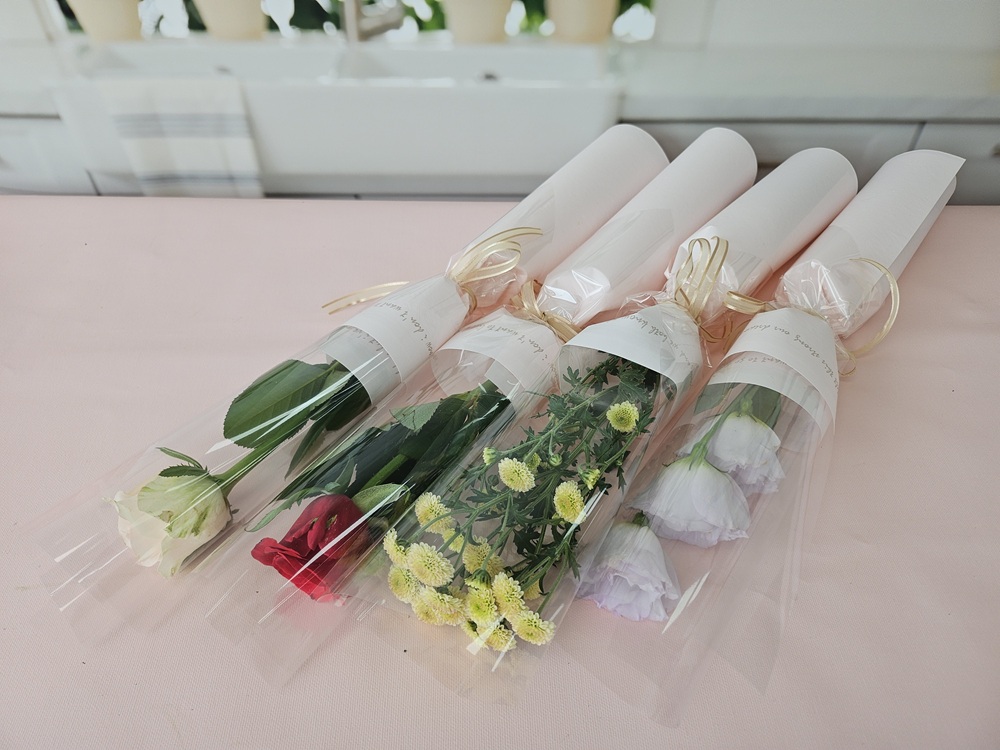 유스풀몰 생화 한송이 꽃다발 택배 꽃배달 싼곳 카네이션 한송이 (연한색) 답례품 칠순 돌 이미지 2