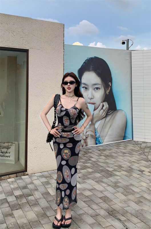 여성 유넥 스트랩 민소매 A라인 롱 원피스 고급스러운 3D패턴 프린트 슬림핏 봄 여름 데일리 바캉스룩 - 상세 이미지 4