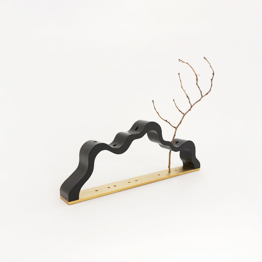 오띠오 능선 L 황동 화병 (BLACK) 꽃병 인테리어 오브제 옻칠 수작업 - 상세 이미지 3