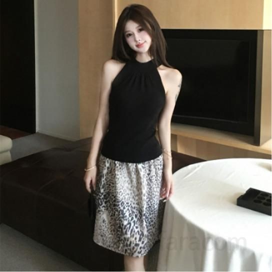여성 홀터넥 나시 민소매 레오파드 플레어 미니스커트 투피스 세트 봄 여름 데일리룩 하객룩 오피스룩 휴가룩 - 상품 이미지