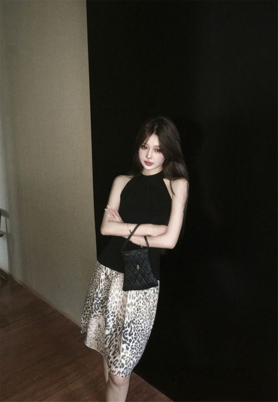 여성 홀터넥 나시 민소매 레오파드 플레어 미니스커트 투피스 세트 봄 여름 데일리룩 하객룩 오피스룩 휴가룩 - 상세 이미지 2