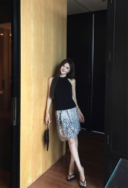 여성 홀터넥 나시 민소매 레오파드 플레어 미니스커트 투피스 세트 봄 여름 데일리룩 하객룩 오피스룩 휴가룩 - 상세 이미지 3