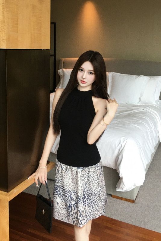 여성 홀터넥 나시 민소매 레오파드 플레어 미니스커트 투피스 세트 봄 여름 데일리룩 하객룩 오피스룩 휴가룩 - 상세 이미지 5