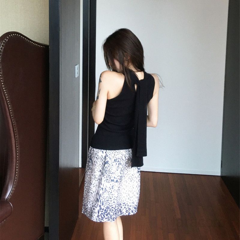 여성 홀터넥 나시 민소매 레오파드 플레어 미니스커트 투피스 세트 봄 여름 데일리룩 하객룩 오피스룩 휴가룩 - 상세 이미지 4