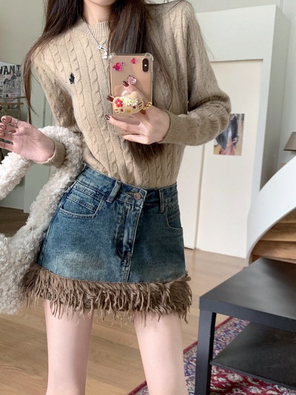 여성 빅사이즈 힙한 유니크 밑단 퍼 디테일 데님 미니스커트 Y2K 플레어 A라인 숏스커트 캐주얼 데일리룩 가을 겨울 패션 코디 - 상세 이미지 2
