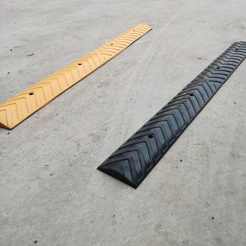 자전거 과속 방지턱 케이블 진입판 보급형 공사장 서행 1000x150x20MM 고무 올블랙 도트 - 상품 이미지