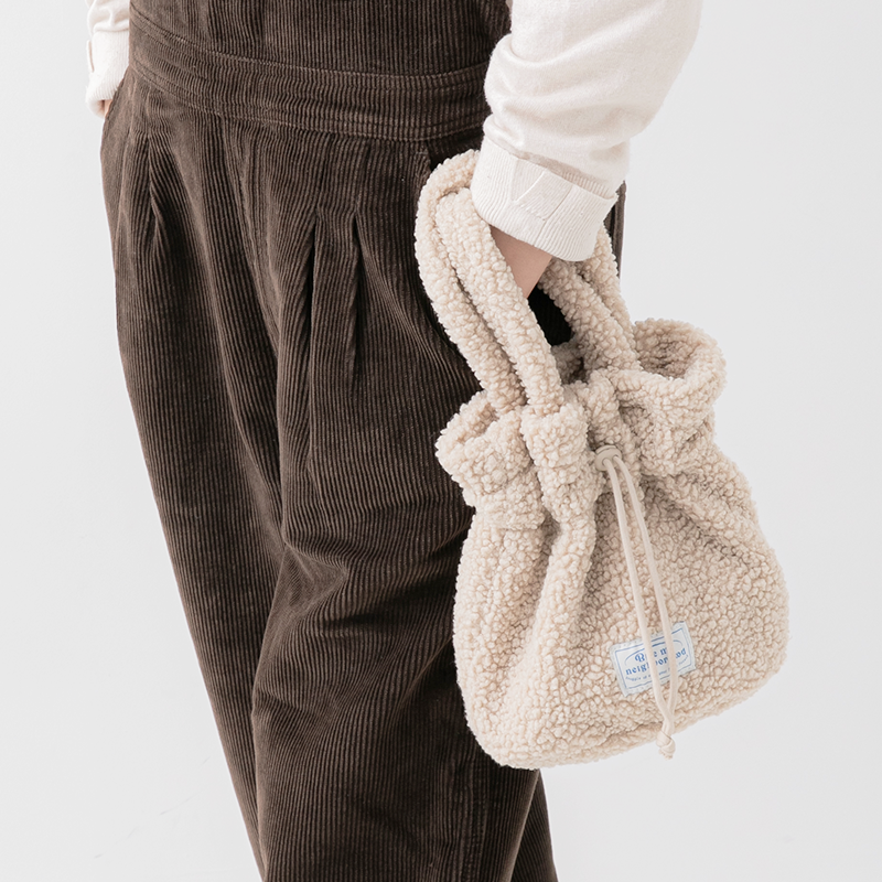 강아지 산책가방 부클 소재 뽀글이 간식 가방 아이보리 베이지 민트