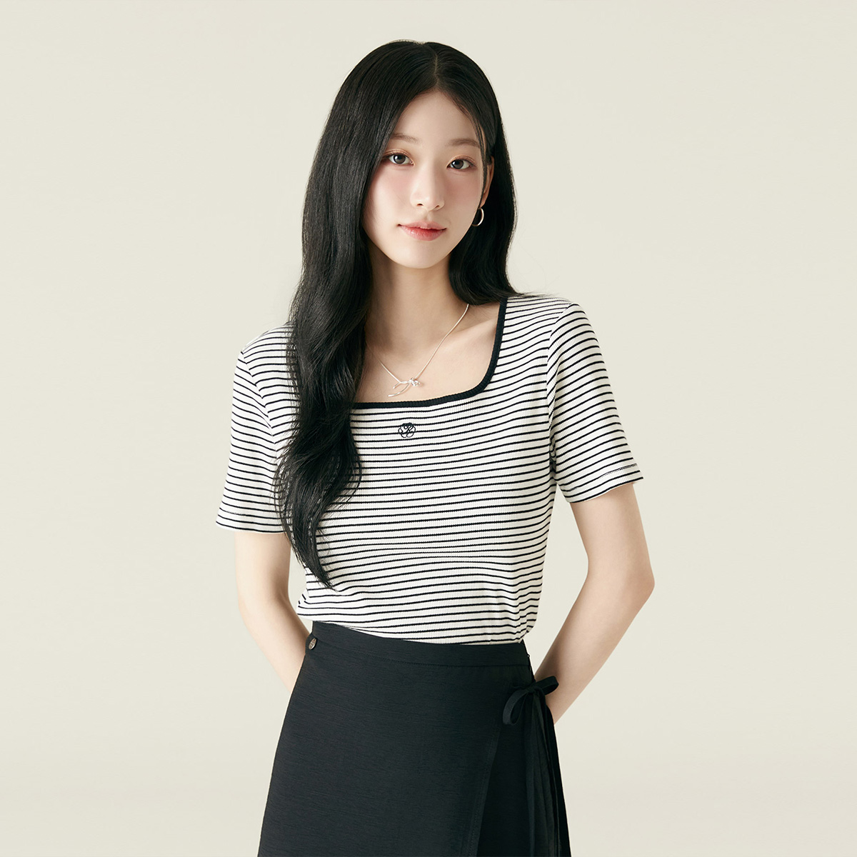 로엠 자수 골지 티셔츠 RMHWF38R13 - 상품 이미지
