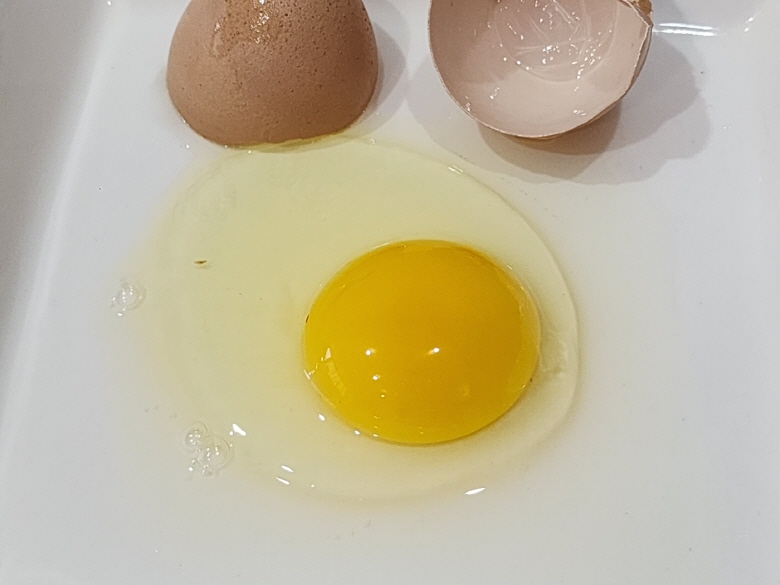 난각번호 1번 자연방사 유정란 홍삼란 알당 52g내외 HACCP 무항생제 무살충제 후기증명 - 상세 이미지 4
