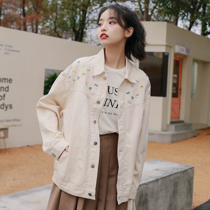 여성 루즈핏 베이지 데님 자켓 여대생 스타일 자수 디테일 캐주얼 탑 간절기 가을 패션 청자켓 편안한 착용감 모던한 디자인 데일리룩 - 상세 이미지 4