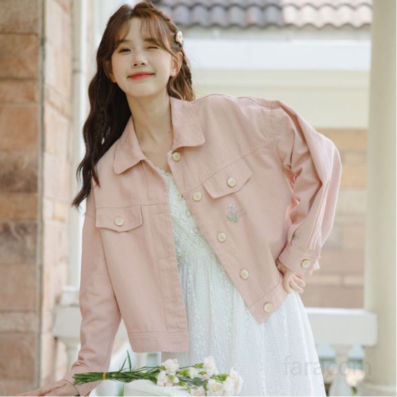 여성 핑크 자수 데님 재킷 가을용 크롭 스타일 캐주얼 자켓 숏 기장 데일리 아우터 모던한 디자인 트렌디한 외출용 코디 쉬운 패션 - 상품 이미지