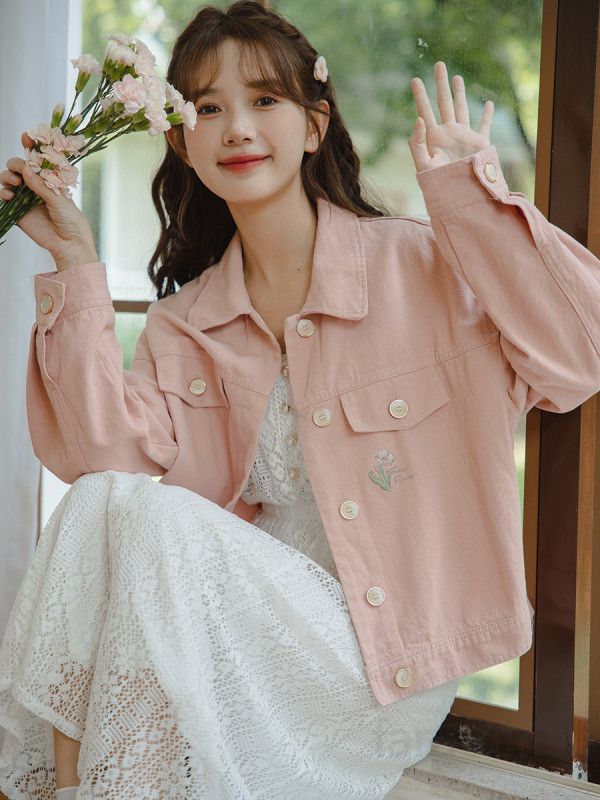 여성 핑크 자수 데님 재킷 가을용 크롭 스타일 캐주얼 자켓 숏 기장 데일리 아우터 모던한 디자인 트렌디한 외출용 코디 쉬운 패션 - 상세 이미지 4