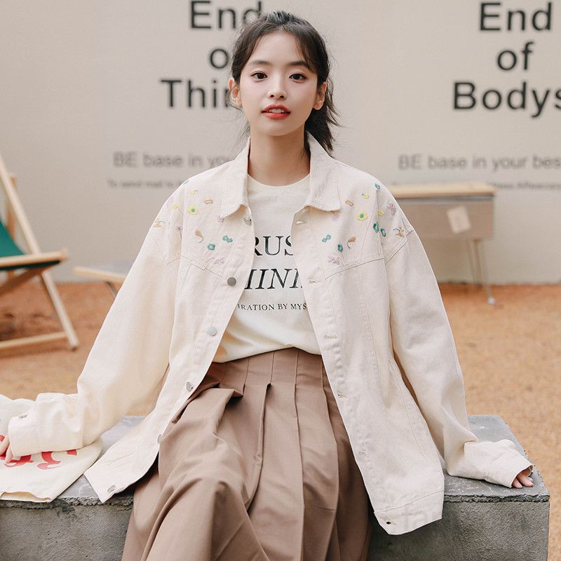 여성 루즈핏 베이지 데님 자켓 여대생 스타일 자수 디테일 캐주얼 탑 간절기 가을 패션 청자켓 편안한 착용감 모던한 디자인 데일리룩 - 상세 이미지 2