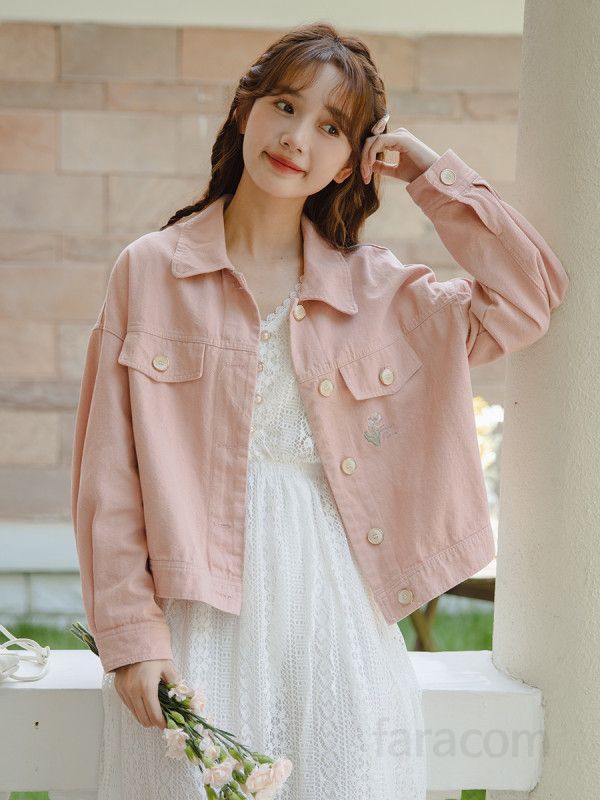 여성 핑크 자수 데님 재킷 가을용 크롭 스타일 캐주얼 자켓 숏 기장 데일리 아우터 모던한 디자인 트렌디한 외출용 코디 쉬운 패션 - 상세 이미지 3