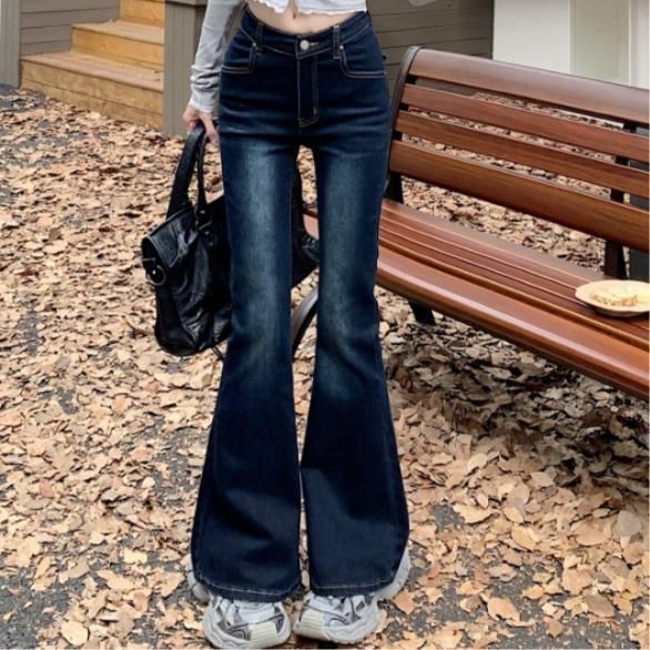 여성 슬림핏 플레어 데님 팬츠 데일리 룩 탄력성 좋은 간절기 청바지 날씬한 코디 다리 길어 보이는 스타일 포켓 플랩 디자인 모던한 외출용 - 메인 이미지