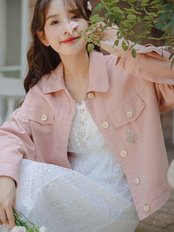 여성 핑크 자수 데님 재킷 가을용 크롭 스타일 캐주얼 자켓 숏 기장 데일리 아우터 모던한 디자인 트렌디한 외출용 코디 쉬운 패션 - 상세 이미지 2