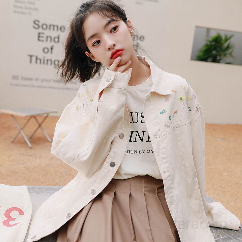 여성 루즈핏 베이지 데님 자켓 여대생 스타일 자수 디테일 캐주얼 탑 간절기 가을 패션 청자켓 편안한 착용감 모던한 디자인 데일리룩 - 상세 이미지 5