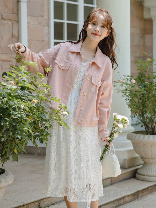 여성 핑크 자수 데님 재킷 가을용 크롭 스타일 캐주얼 자켓 숏 기장 데일리 아우터 모던한 디자인 트렌디한 외출용 코디 쉬운 패션 - 상세 이미지 5