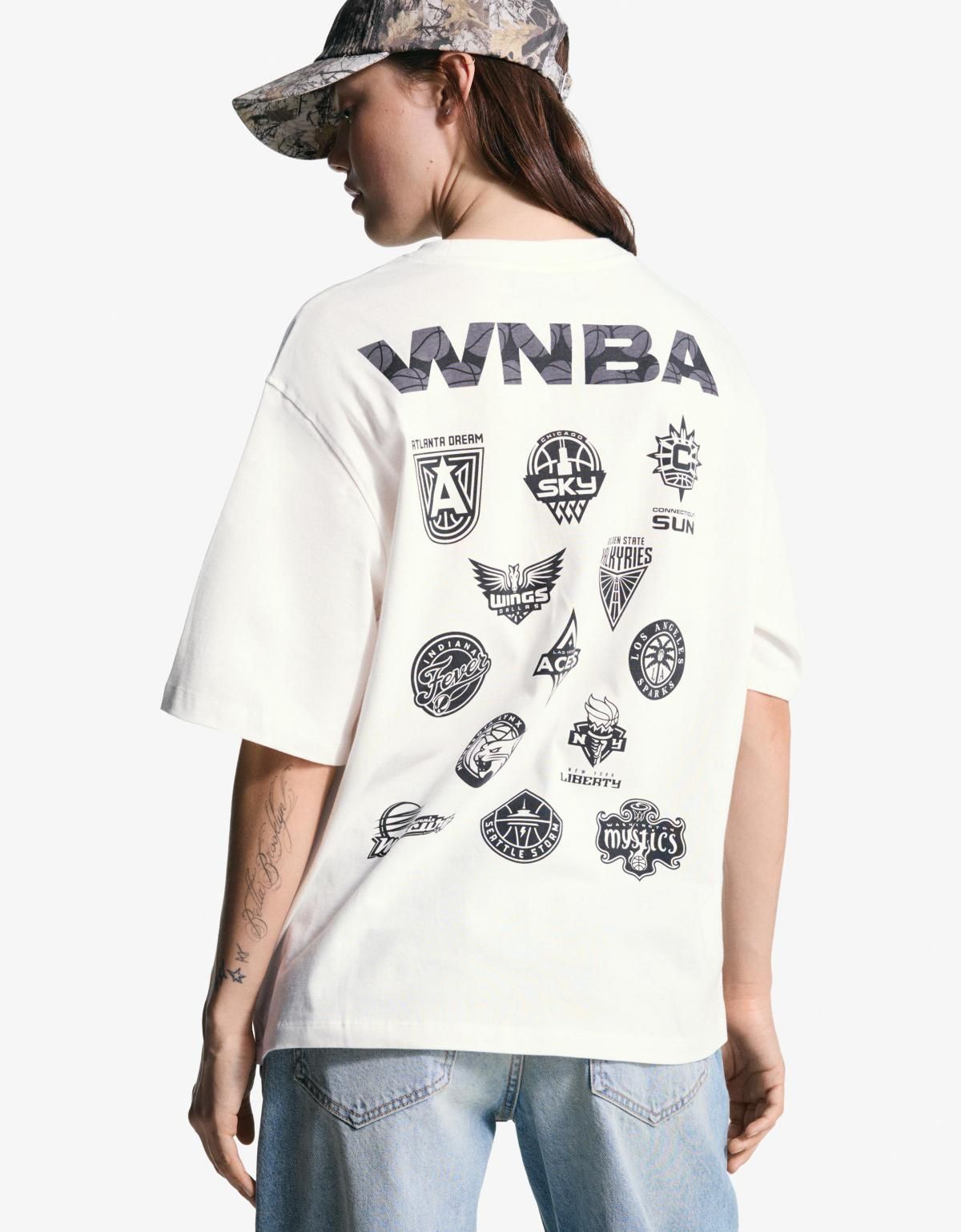 버쉬카 오버핏 스포츠 WNBA 그래픽 반팔 티셔츠 7590/167 OFF WHITE - 상세 이미지 3