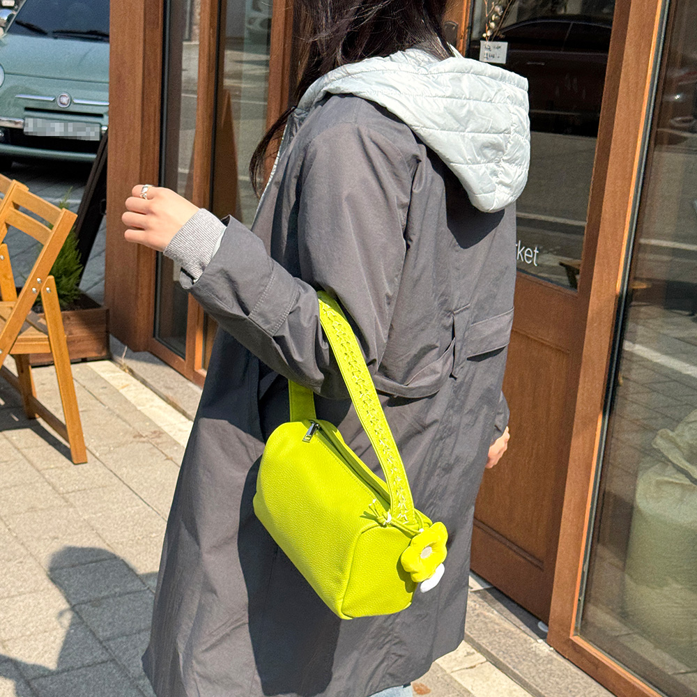 심플한 둥근사각 미니 숄더백 작은 스몰 레더 위빙 스트랩 숄더백 바게트백 데일리가방 이미지 7